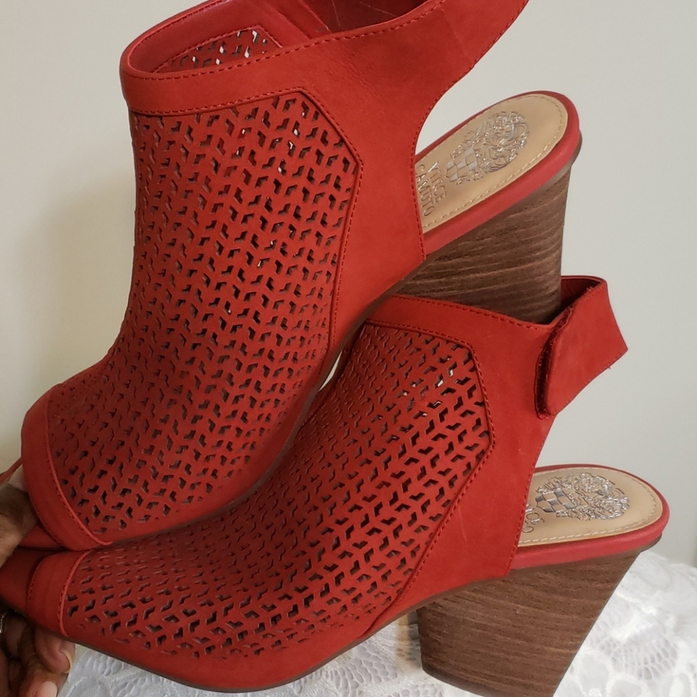 NWOT Vince Camuto Dastana Peep-toe Sandals